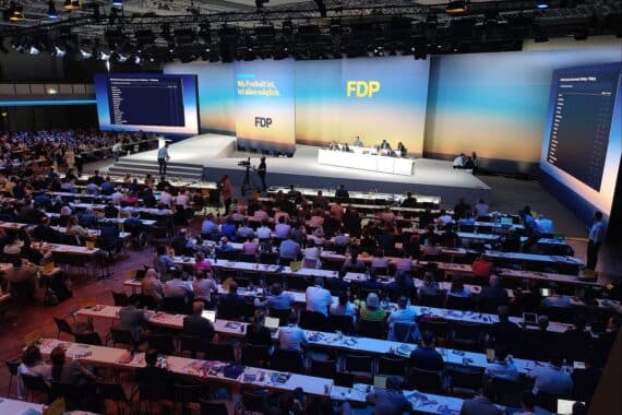 FDP-Parteitag: Marie-Agnes Strack-Zimmermann kandidiert überraschend, politischen Wettbewerb und Geschlossenheit thematisiert.