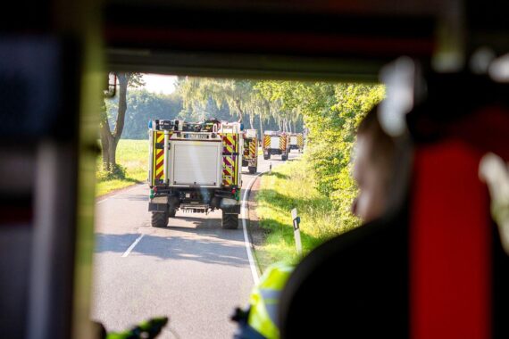Großübung der Kreisfeuerwehr Oldenburg: 172 Einsatzkräfte bei Vegetationsbrand und Verkehrsunfall.
