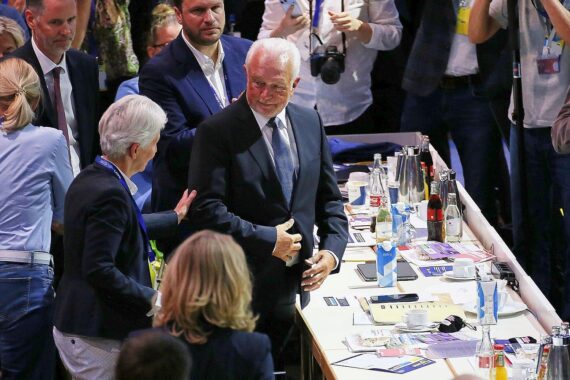 Wolgang Kubicki und Marie-Agnes Strack-Zimmermann beim politischen Austausch, verbunden durch Humor und Herausforderung.