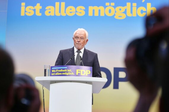 Wolfgang Kubicki strahlt Optimismus aus, umgeben von überraschenden Parteidiskussionen und Zukunftsvisionen.