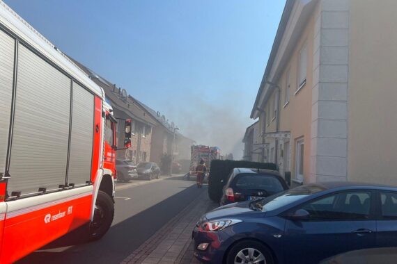 Küchenbrand in Düren: Feuerwehr im Einsatz, starkes Feuer, Bewohner bereits in Sicherheit.