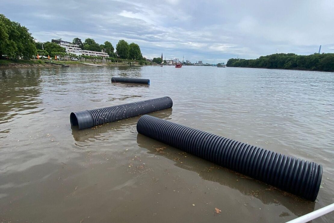 Kunststoffrohre nach Starkregen in den Rhein gespült