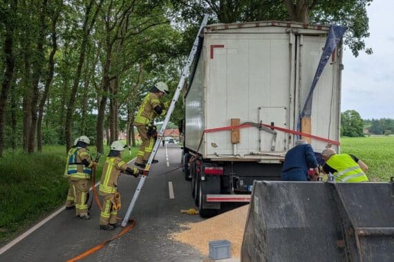 Lastwagen mit Maisladung, beschädigter Auflieger, Spanngurte sichern Ladung, Feuerwehr im Einsatz.