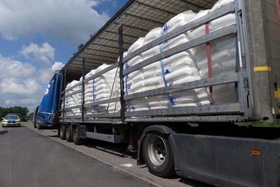 Sattelzug mit schräg stehender Ladung auf Autobahn, Polizei kontrolliert. Gefahr durch unzureichende Sicherung.