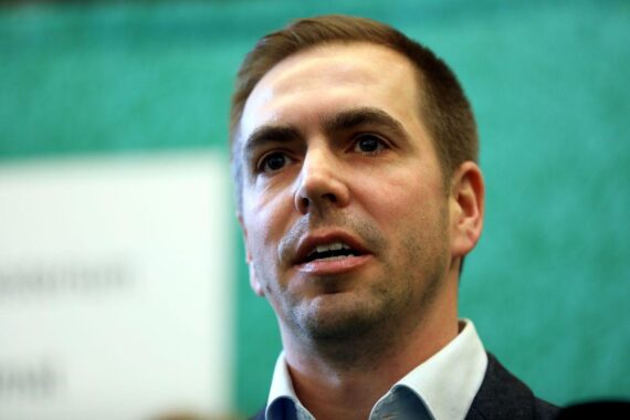 Philipp Lahm reflektiert über die fehlende Identität in der deutschen Nationalmannschaft.