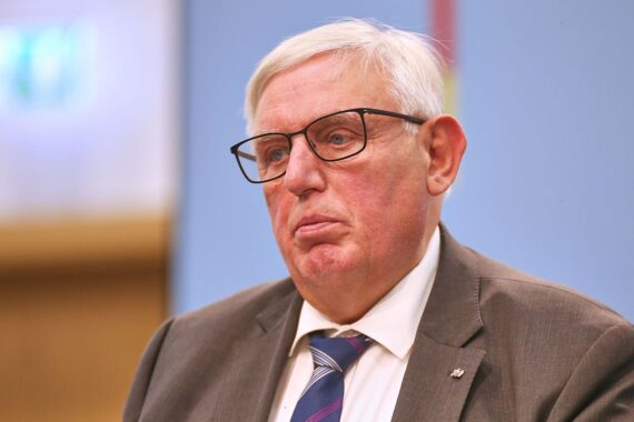 Karl-Josef Laumann diskutiert Pflegereform, betont Bedeutung von fairer Bezahlung für Pflegekräfte.
