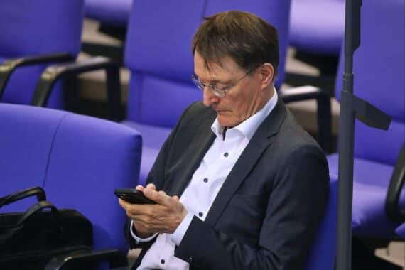 Karl Lauterbach diskutiert Organspende, Widerspruchslösung und Patientenwohl im Bundestag.