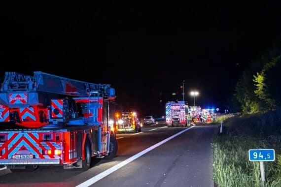 Unfallstelle auf Autobahn mit verunfalltem PKW und Einsatzkräften von Feuerwehr und Rettungsdienst.