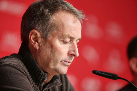 Kasper Hjulmand verlässt Bayer Leverkusen; Carles Martinez wird neuer Cheftrainer.