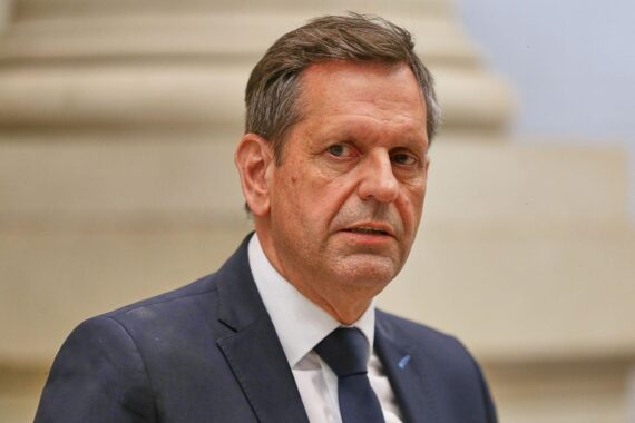 Olaf Lies diskutiert wirtschaftliches Wachstum und soziale Sicherheit mit Regierung und Sozialpartnern.
