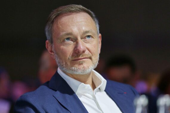 Christian Lindner kritisiert Friedrich Merz' Aussagen zur Kapitalrente und Rentenpolitik in Deutschland.