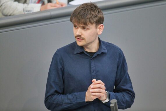Politiker Luke Hoß fordert Verschärfung des Sexualstrafrechts für klare Zustimmung im Sex.