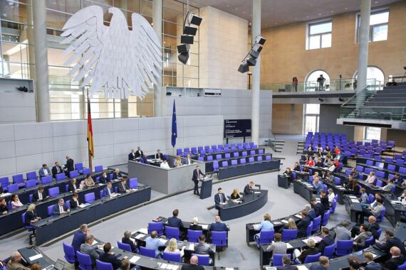 Abgeordnete im Bundestag: hohe Altersbezüge nach vier Jahren, ungleiche Rentenrealität kritisiert.