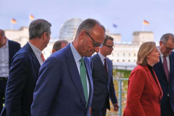 Heidi Reichinnek kritisiert Friedrich Merz vor Gewerkschaftsspitzen, Regierung und Sozialeinstellungen zentral.