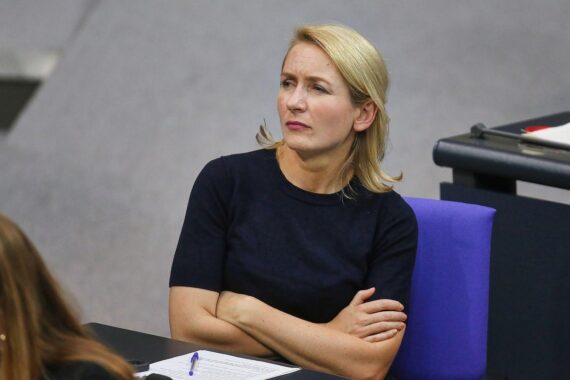 Ines Schwerdtner kritisiert unzureichende Investitionen in Infrastruktur und die Schuldenbremse.