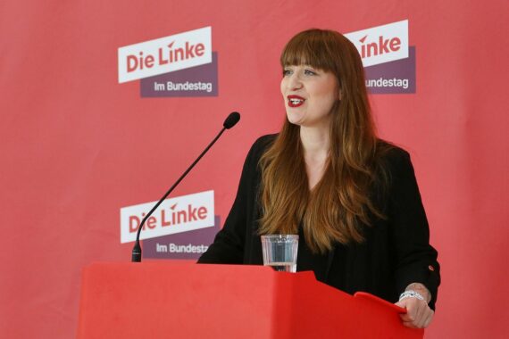 Heidi Reichinnek lehnt Kapitaldeckung in der Altersvorsorge ab, fordert stattdessen gesetzliche Rentenstärkung.