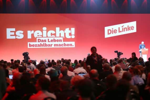 Das Bild zeigt den Bundesparteitag der Linkspartei in Potsdam mit Delegierten bei Beratungen.