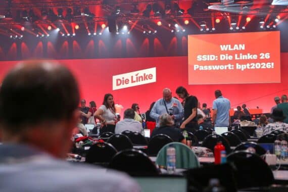 Delegierte der Linken diskutieren und wählen auf Parteitag in Potsdam am 19.06.2026.