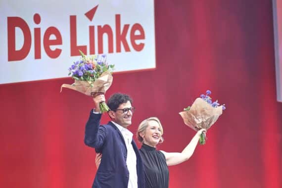 Ines Schwerdtner und Luigi Pantisano, neue Doppelspitze der Linkspartei, auf Parteitag in Potsdam.