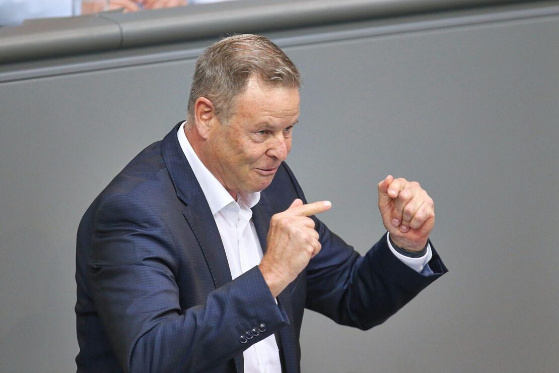 Linke wirft Merz nach WM-Post Realitätsverlust vor