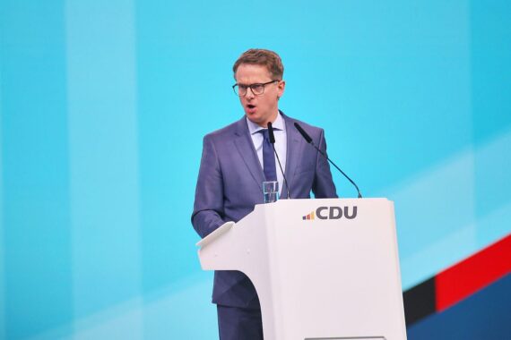 Carsten Linnemann spricht sich für Streichung der Politikerbeleidigung im Fernsehen aus.