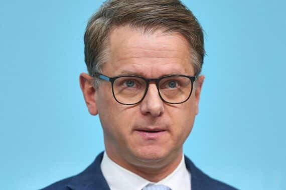 Carsten Linnemann warnt vor Belastungen für Mittelschicht und Handwerk in Steuerreformen.