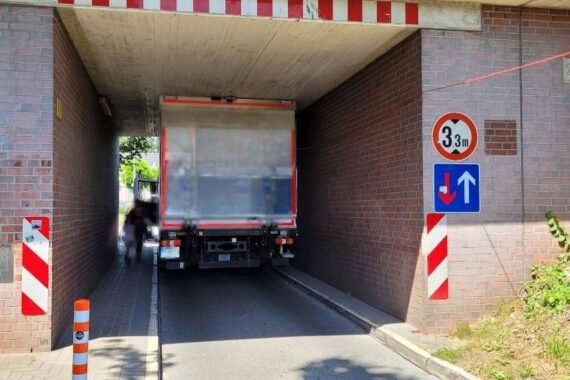 Ein festgefahrener Lkw in einer Brückenunterführung behindert den Verkehr in Osterholz.