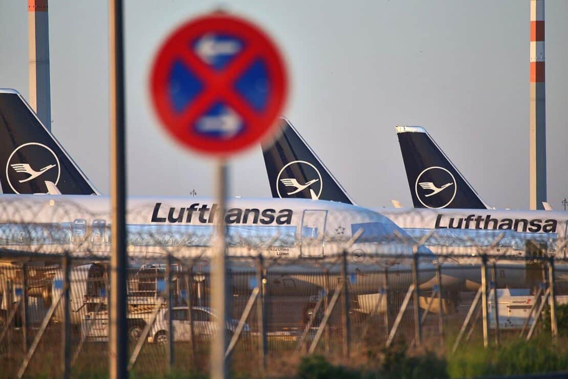 Lufthansa-Maschine fällt am Frankfurter Flughafen auf die Nase