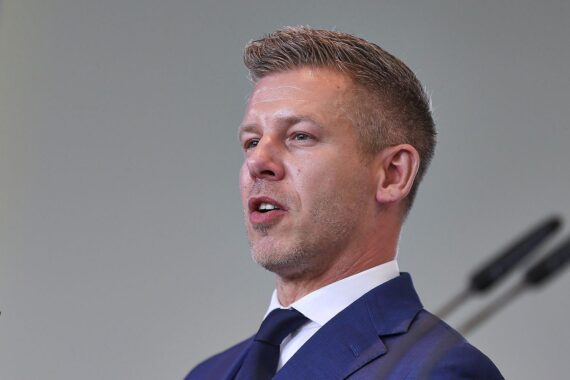 Péter Magyar spricht bei einer Pressekonferenz über Ungarns Migrationspolitik und EU-Kritik.