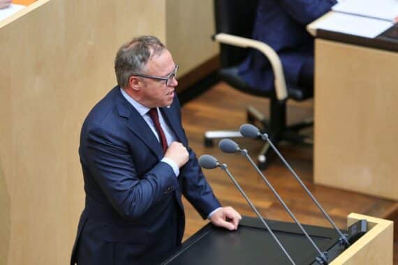 Mario Voigt diskutiert KI-Nutzung und menschliche Kontrolle in der Politik.