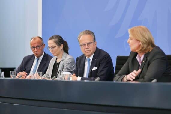 Rentenreform-Diskussion: Expertenkommission präsentiert kontroverse Vorschläge zur Altersvorsorge.