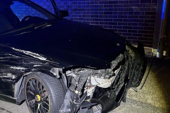 Ein beschädigter Mercedes-Benz mit sichtbaren Schäden nach einem Vorfall in Hagen.