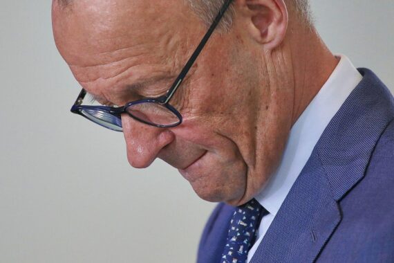 Friedrich Merz besucht Hinterbliebene von Walter Lübcke, erinnert an tödlichen Anschlag und politische Diskussionen.