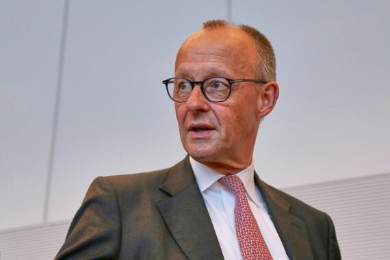 Friedrich Merz diskutiert die Situation im Iran-Krieg und die NATO-Vorbereitungen.