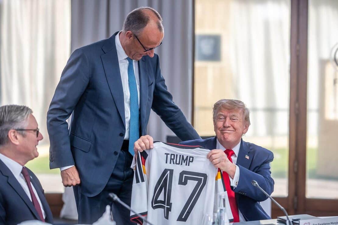 Merz schenkt Trump Deutschlandtrikot