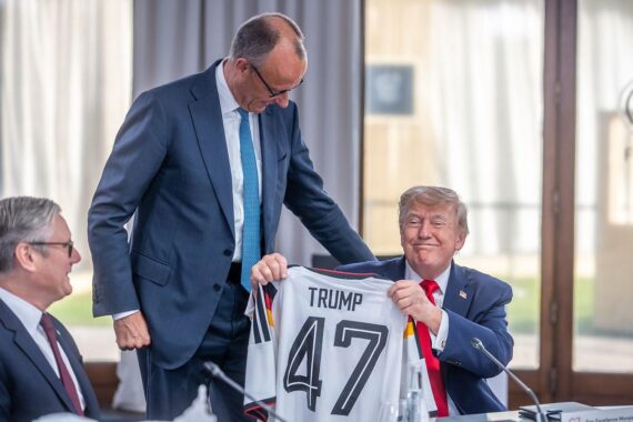 Friedrich Merz überreicht Donald Trump ein beflocktes Deutschlandtrikot beim G7-Gipfel.