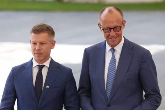Friedrich Merz und Péter Magyar besprechen Neuanfang der ungarisch-deutschen Beziehungen im Kanzleramt.