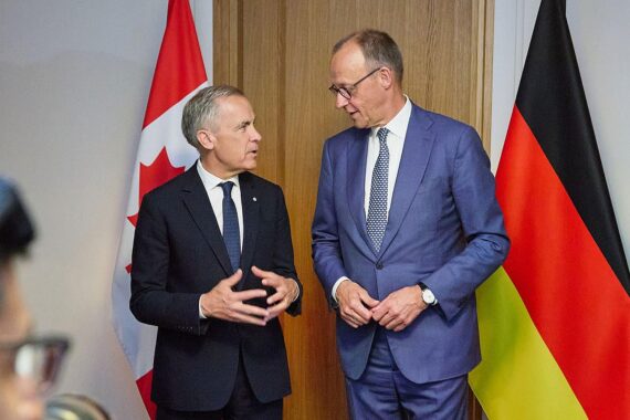 Friedrich Merz und Mark Carney bei bilateralen Gesprächen während des G7-Gipfels in Évian.