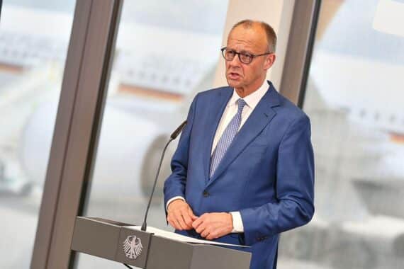 Friedrich Merz bei Pressekonferenz, Diskussion über Sicherheit und geopolitische Themen in Berlin.