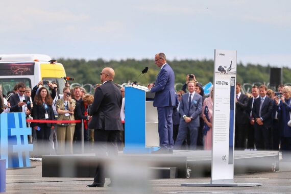 Friedrich Merz und Macron diskutieren Kampfjet-Projekt, Entscheidungen zur Luftfahrt, Zusammenarbeit bleibt.