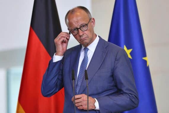 Friedrich Merz spricht vor Presse, reflektiert über gescheiterte UN-Sicherheitsrat-Bewerbung Deutschlands.
