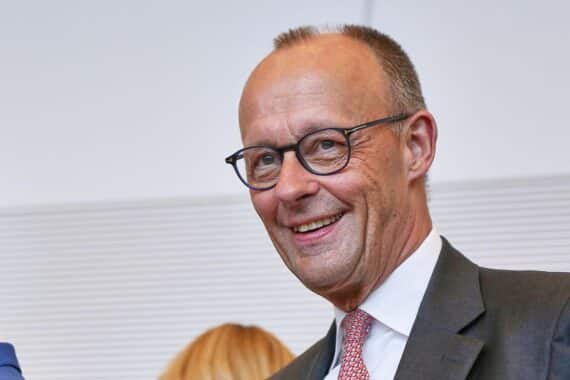 Friedrich Merz bei Koalitionsgespräch: Optimismus, Dialog und Zusammenarbeit im deutschen politischen Kontext.