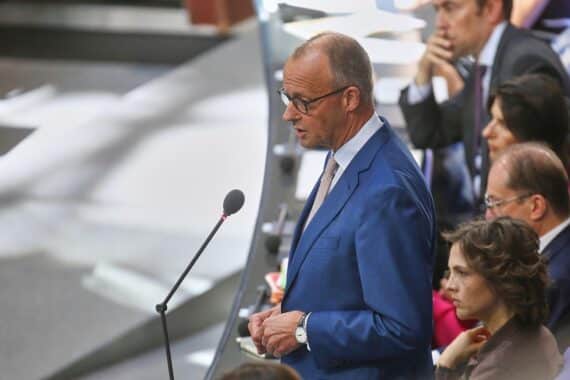 Friedrich Merz präsentiert Reformvorschläge zur Stabilisierung der Altersversorgung im Bundestag.