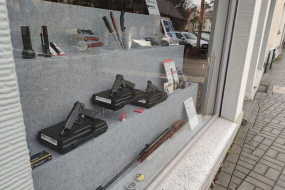 Ein Mann wird in Freiburg von drei Unbekannten mit einem Messer angegriffen.