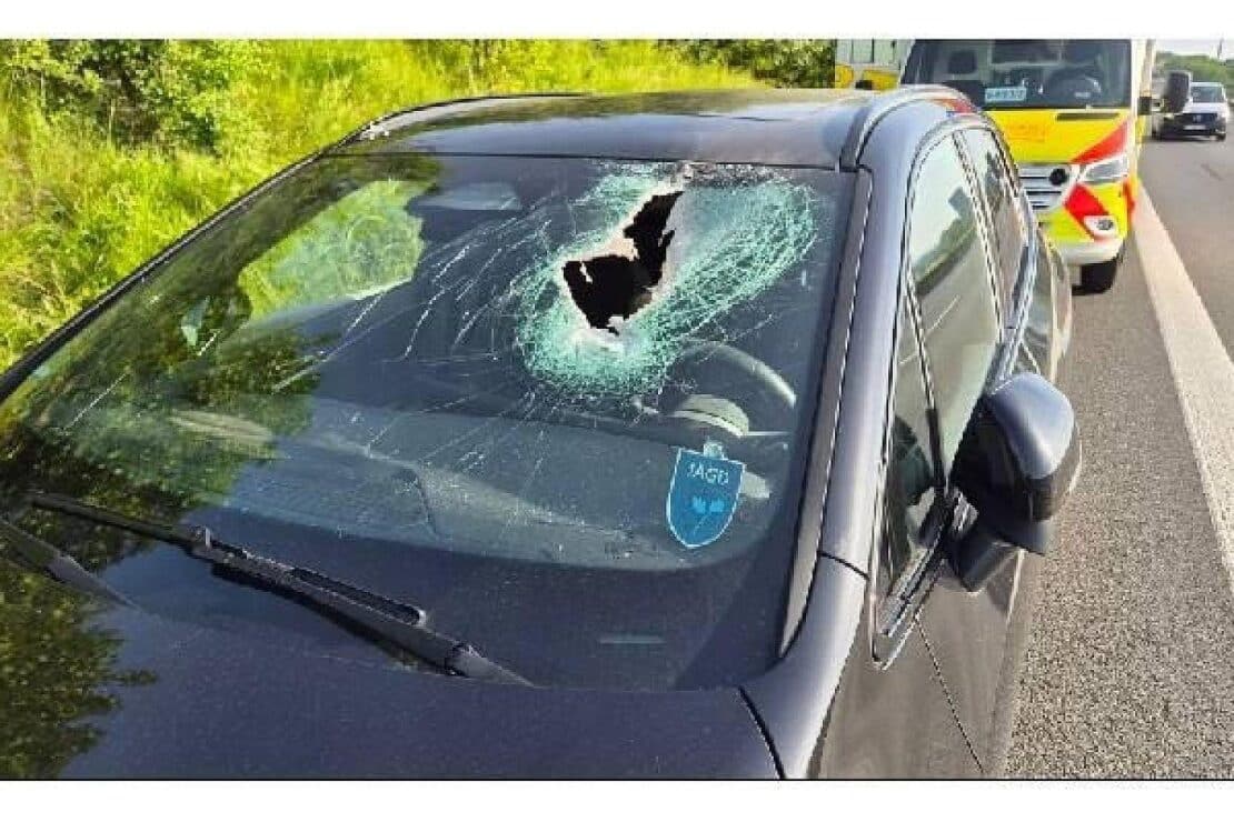 Metallteil durchschlägt Windschutzscheibe auf A 7 bei Göttingen – Autofahrer verletzt