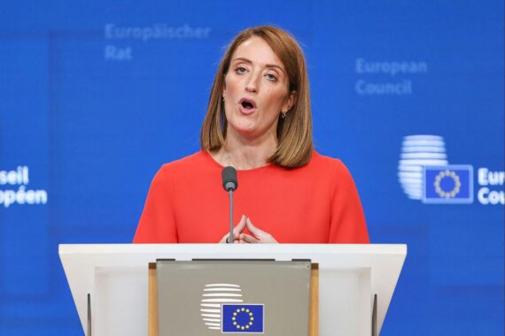 Roberta Metsola spricht bei Europäischem Rat über EU-Haushalt und Erweiterungen.