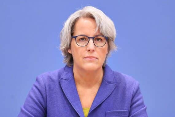 Kerstin Claus diskutiert Gesetzesverschärfungen zum Schutz von Jugendlichen vor sexuellem Missbrauch.