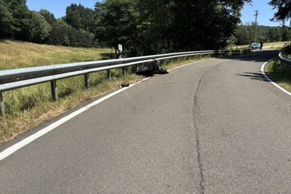 Motorradunfall auf der L385, schwerverletzter Fahrer, Polizei und Rettungshubschrauber vor Ort.