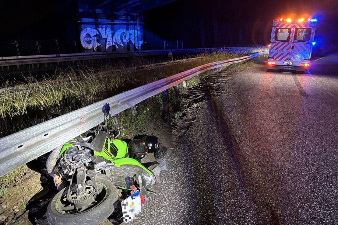 Motorradfahrer bei Kollision mit Leitplanke auf A66 schwer verletzt