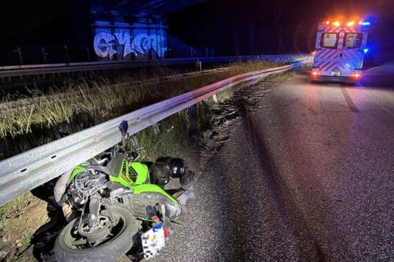 Motorradunfall auf Autobahn 66: Verletzter Fahrer, beschädigtes Motorrad, Polizei ermittelt.